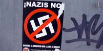 Cartaz de rep&uacute;dio ao nazismo com a frase em espanhol "contra o inimigo, o dever nos chama" do movimento Antifa   Foto: Daniel Lobo/ Flickr / Tecnoblog