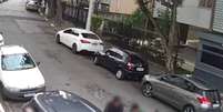 Imagens registram assalto na Vila Prudente, na zona leste. Na fuga, bandidos arrancam carro junto com idosa  Foto: Reprodução/Câmeras de segurança / Estadão