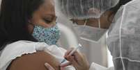 Mulher recebe vacina contra a covid-19 em Brasília  Foto: Reuters