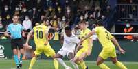 Vinícius Júnior foi caçado pela marcação do Villarreal (Foto: JOSE JORDAN / AFP)  Foto: Lance!