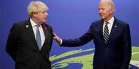 O primeiro-ministro britânico Boris Johnson e o presidente americano Joe Biden em foto de arquivo; eles conversaram nesta segunda-feira (14/2) sobre crise na Ucrânia  Foto: Reuters / BBC News Brasil