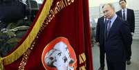 Presidente russo Vladimir Putin observa bandeira com retratos dos líderes soviéticos Vladimir Lenin e Joseph Stalin (foto de 06/03/2020)  Foto: Getty Images / BBC News Brasil