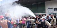 Criança é atingida por spray de pimenta durante manifestação em Niterói  Foto: José Lucena/The News2 / Estadão