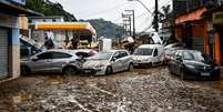 Carros destruídos e amontoados apareceram nas ruas de Petrópolis   Foto: ALEXANDRE NETO/PHOTOPRESS / Estadão