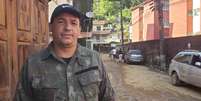 'Só saio daqui quando encontrar meu filho', diz Paulo Roberto de Oliveira, que já havia perdido sua casa nas fortes chuvas de 2011  Foto: Rafael Barifouse/BBC / BBC News Brasil