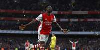 Bukayo Saka marcou bonito gol na vitória do Arsenal sobre o Brentford (Foto: IAN KINGTON / AFP)  Foto: Lance!