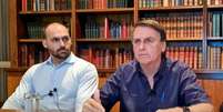 Em live, Bolsonaro afirmou que terá 'tampões' nos ministérios a partir de abril, depois que uma parte da equipe deixar os cargos para disputar as eleições.  Foto: Reprodução Youtube / Estadão