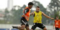 Gil e Renato Augusto durante treino do Timão (Foto: Rodrigo Coca / Agência)  Foto: Lance!