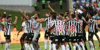 Jogadores do Atlético-MG comemoram título de campeão após partida contra o Flamengo  Foto: Gil Gomes/Agif / Estadão