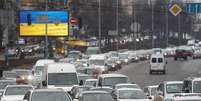 Fila de carros tentando deixar a Ucrânia  Foto: Valentyn Ogirenko / Reuters