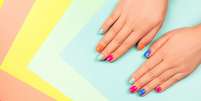 Quando mais cor e brilho nas unhas, melhor!  Foto: Shutterstock / Alto Astral