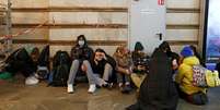 Moradores da capital Kiev se refugiam em uma estação de metrô transformada em abrigo subterrâneo durante o conflito  Foto: Valentyn Ogirenko/Reuters / BBC News Brasil