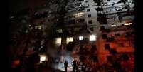 Bombeiros tentam controlar chamar em prédio residencial em Kiev, na Ucrânia  Foto: Reuters