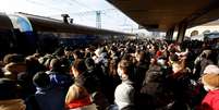 Assustados, ucranianos fogem em trens lotados para Polônia  Foto: Umit Bektas