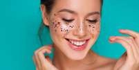 Os cuidados com a pele devem anteceder a maquiagem de Carnaval para um bom resultado  Foto: Shutterstock / Alto Astral