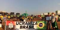 Faixa de protesto em Brasília mistura bandeira do Brasil com símbolo adotado pelo Right Sector, grupo de extrema direita ucraniano  Foto: Divulgação / BBC News Brasil