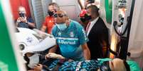 Villasanti é retirado de ambulância do estádio Beira-Rio, após ficar ferido em ataque a ônibus do Grêmio  Foto: Richard Ducker/ FramePhoto/ Estadão Conteúdo