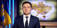 Volodymyr Zelensky discursou na TV tarde da noite no dia 24 de fevereiro, poucas horas antes da invasão  Foto: Getty Images / BBC News Brasil