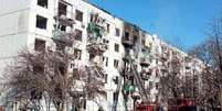 Um menino morreu no bombardeio deste bloco de apartamentos em Chuhuiv, no nordeste da Ucrânia  Foto: Forças de Emergência da Ucrânia / BBC News Brasil