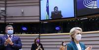 Após seu discurso, Zelenski foi aplaudido de pé pelos eurodeputados  Foto: DW / Deutsche Welle