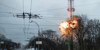 Explosão é vista em torre de TV, em meio à invasão russa da Ucrânia, em Kiev, Ucrânia 1º de março de 2022  Foto: REUTERS/Carlos Barria