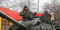 Membros do servi&ccedil;o de tropas pr&oacute;-R&uacute;ssia em uniformes sem ins&iacute;gnias s&atilde;o vistos no topo de um tanque no assentamento controlado pelos separatistas de Mykolaivka (Nikolaevka), enquanto a R&uacute;ssia continua ofensiva contra a Ucr&acirc;nia  Foto: REUTERS/Alexander Ermochenko 