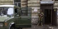 Um militar ucraniano de guarda em Kiev, capital da Ucrânia  Foto: EPA / Ansa - Brasil