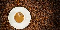 Xícara de café em cima de grãos de café  Foto: Getty Images / BBC News Brasil