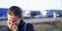 Mulher chora durante travessia da fronteira entre Ucrânia e Polônia  Foto: Bryan Woolston 