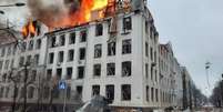 Incêndio em prédio da polícia em Kharkiv após bombardeio russo  Foto: ANSA / Ansa - Brasil