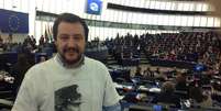 Salvini com camiseta de Putin no Parlamento Europeu  Foto: Reprodução/Facebook / Ansa - Brasil