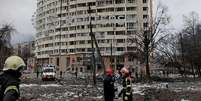 Prédio residencial destruído em Chernihiv, no norte da Ucrânia
 (Ukrainian State Emergency Service/EYEPRESS)  Foto: Reuters