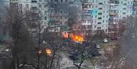 Incêndio em área residencial em Mariupol, na Ucrânia; russos estão com dificuldade de conquistar a cidade.   Foto: Twitter/Reprodução / Estadão