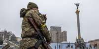 Um militar ucraniano monta guarda na Praça da Independência em Kiev, 2 de março de 2022  Foto: EPA / BBC News Brasil