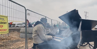 Pianista toca na fronteira entre Ucrânia e Polônia para receber refugiados  Foto: Reprodução / Twitter