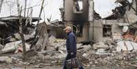 Um homem passa por prédios destruídos que foram atingidos por bombardeios na pequena cidade de Borodyanka, perto de Kiev, na Ucrânia - 3 de março de 2022  Foto: EPA / BBC News Brasil