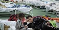 Pai e filha em alojamento para refugiados em Chisinau, Moldávia  Foto: Reuters