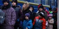 Refugiados ucranianos aguardam para pegar trem   Foto: Kai Pfaffenbach / Reuters