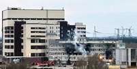 Um prédio administrativo da usina nuclear de Zaporizhia foi danificado após o ataque.  Foto: Reuters / BBC News Brasil