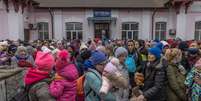 Ucranianos aguardam trem de evacuação em Irpin, nos arredores de Kiev  Foto: EPA / Ansa - Brasil