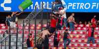 Briga entre torcedores de Querétaro e Atlas pode gerar desfiliação de clubes (EDUARDO GOMEZ / AFP)  Foto: Lance!