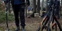 Membros das unidades de defesa territorial da Ucrânia cavam trincheiras no meio da floresta, perto de Kiev  Foto: BBC News Brasil