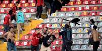 Neste sábado, torcedores de Atlas e Querétaro protagonizaram confusão no futebol mexicano (Foto: AFP)  Foto: Lance!