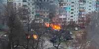 Incêndio é visto em Mariupol em uma área residencial após bombardeio em meio à invasão da Ucrânia pela Rússia   Foto: Twitter @AyBurlachenko via REUTERS / Estadão