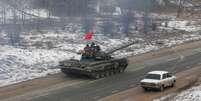 Tanque militar é visto na cidade de Donetsk, na fronteira com a Rússia  Foto: Alexander Ermochenko / Reuters