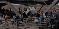 Refugiados atravessam uma ponte destru&iacute;da ao tentar deixar a cidade de Irpin  Foto: Jedrzej Nowicki/Agencja Wyborcza