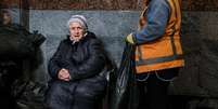 Dusia Kostiuk, 91, passou 27 horas em um trem para ir de Kharkiv para Lviv e depois para a Polônia  Foto: BBC News Brasil