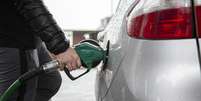 Homem abastecendo carro com gasolina em posto do Reino Unido, fevereiro de 2022  Foto: Getty Images / BBC News Brasil