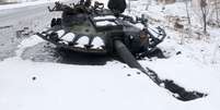 Parte de um tanque destruído perto de Kharkiv — vários países forneceram armas antitanque para a Ucrânia  Foto: Getty Images / BBC News Brasil