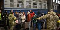 Ucranianos têm deixado a cidade de Lviv em trens com destino à Polônia  Foto: Getty Images / BBC News Brasil